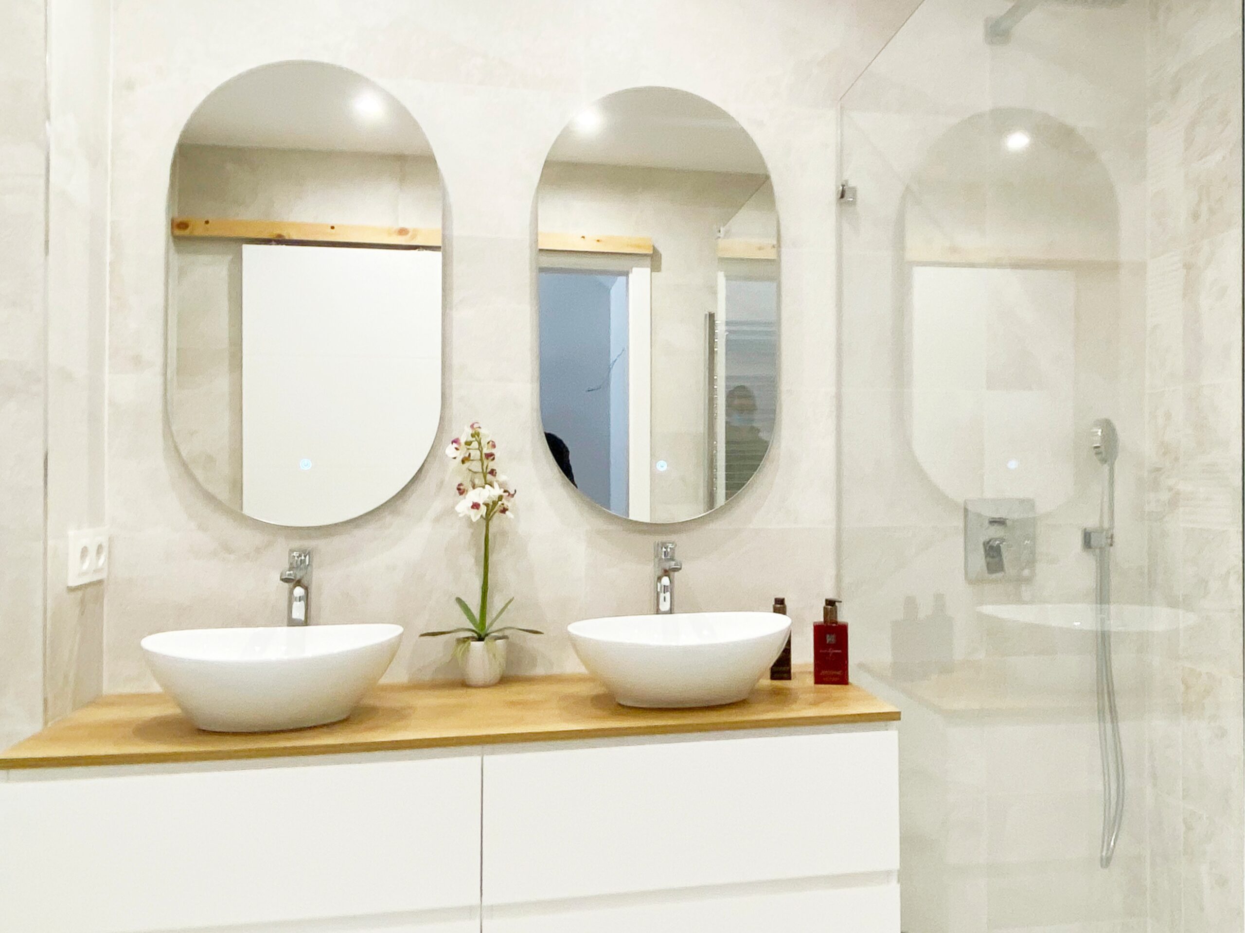 Reforma integral baño moderno suspendido espejos ovalados
